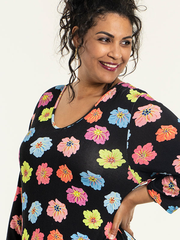 SISSI - Sort kjole i viskose jersey med blomster print fra Studio