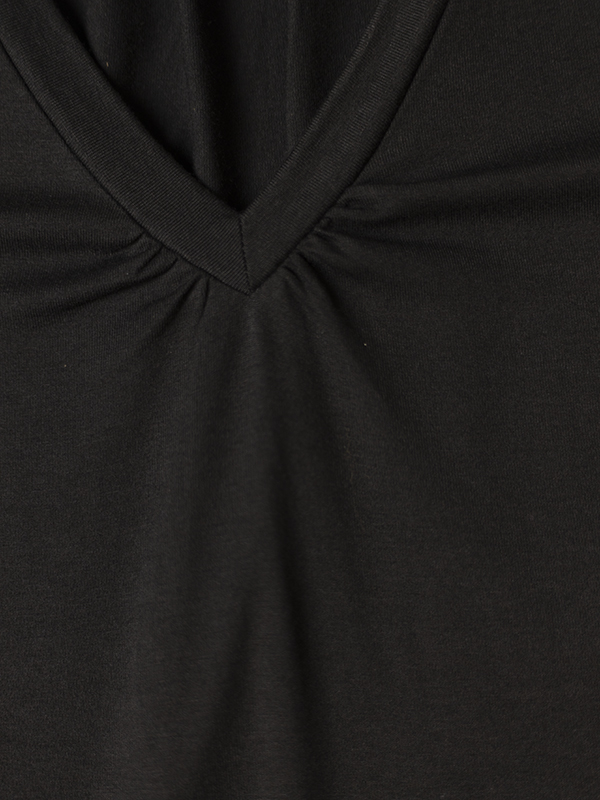 LYKKE - Sort t-shirt i viskose jersey med v-hals fra Studio