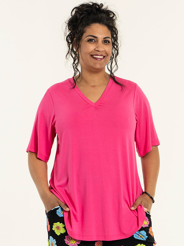LYKKE - Pink t-shirt i viskose jersey med v-hals fra Studio
