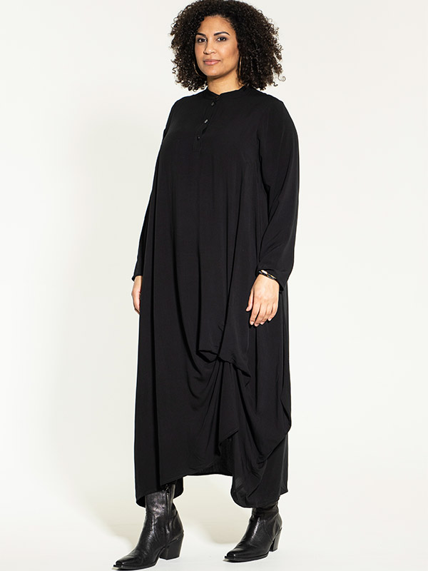 KABRINA - Lang sort kjole fra Studio