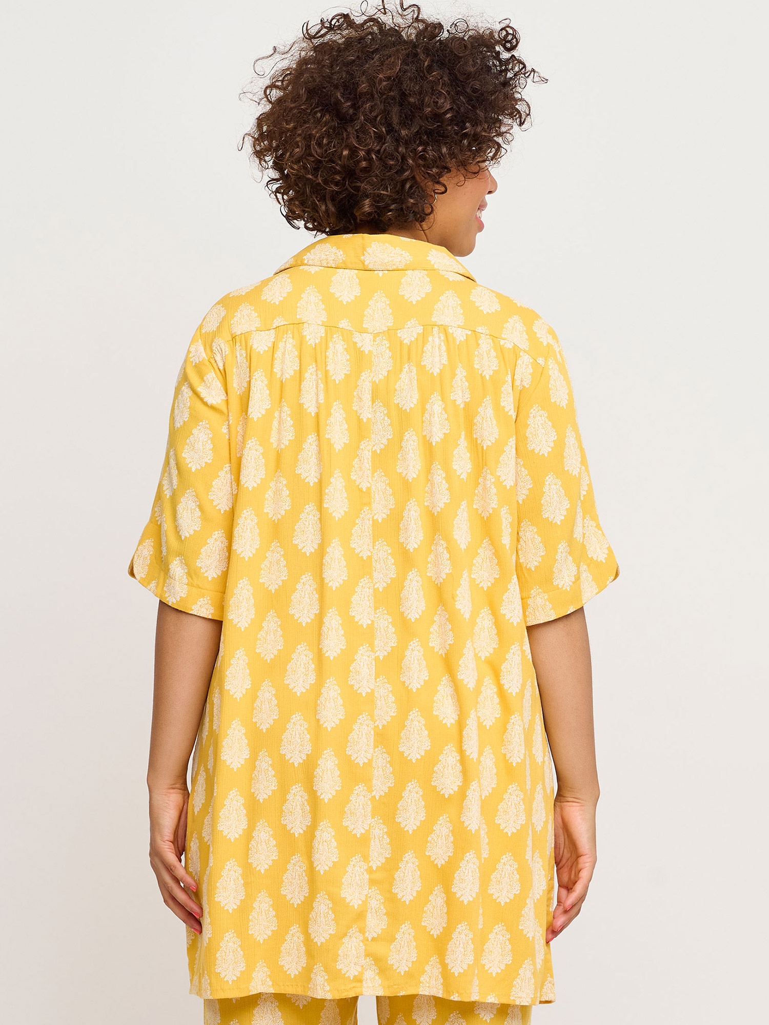 Flot gul viskose skjorte med hvid print fra Adia
