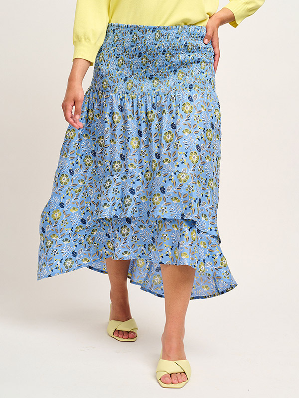 Blå mønstret viskose nederdel med smock elastik og flæser fra Adia