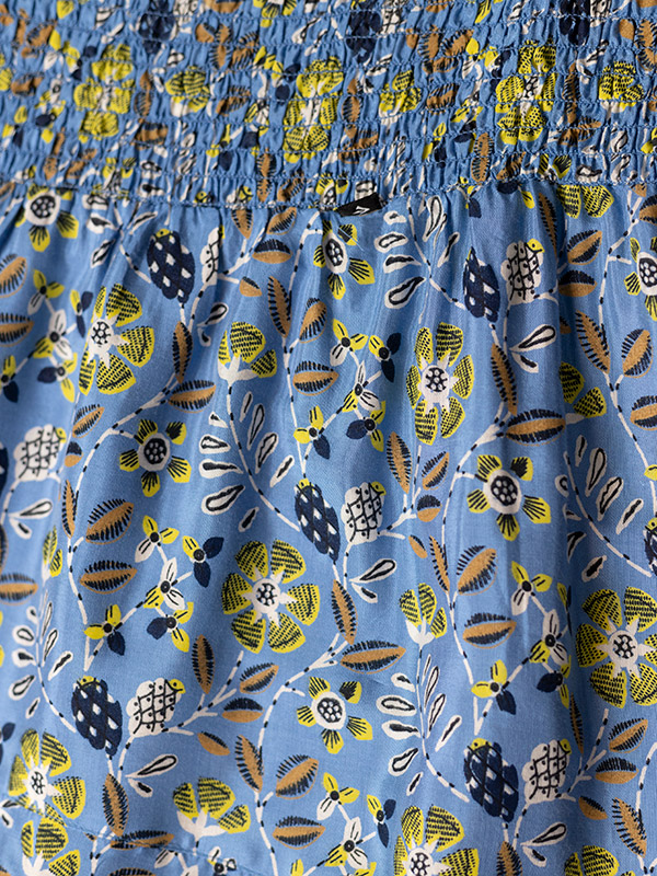 Blå mønstret viskose nederdel med smock elastik og flæser fra Adia
