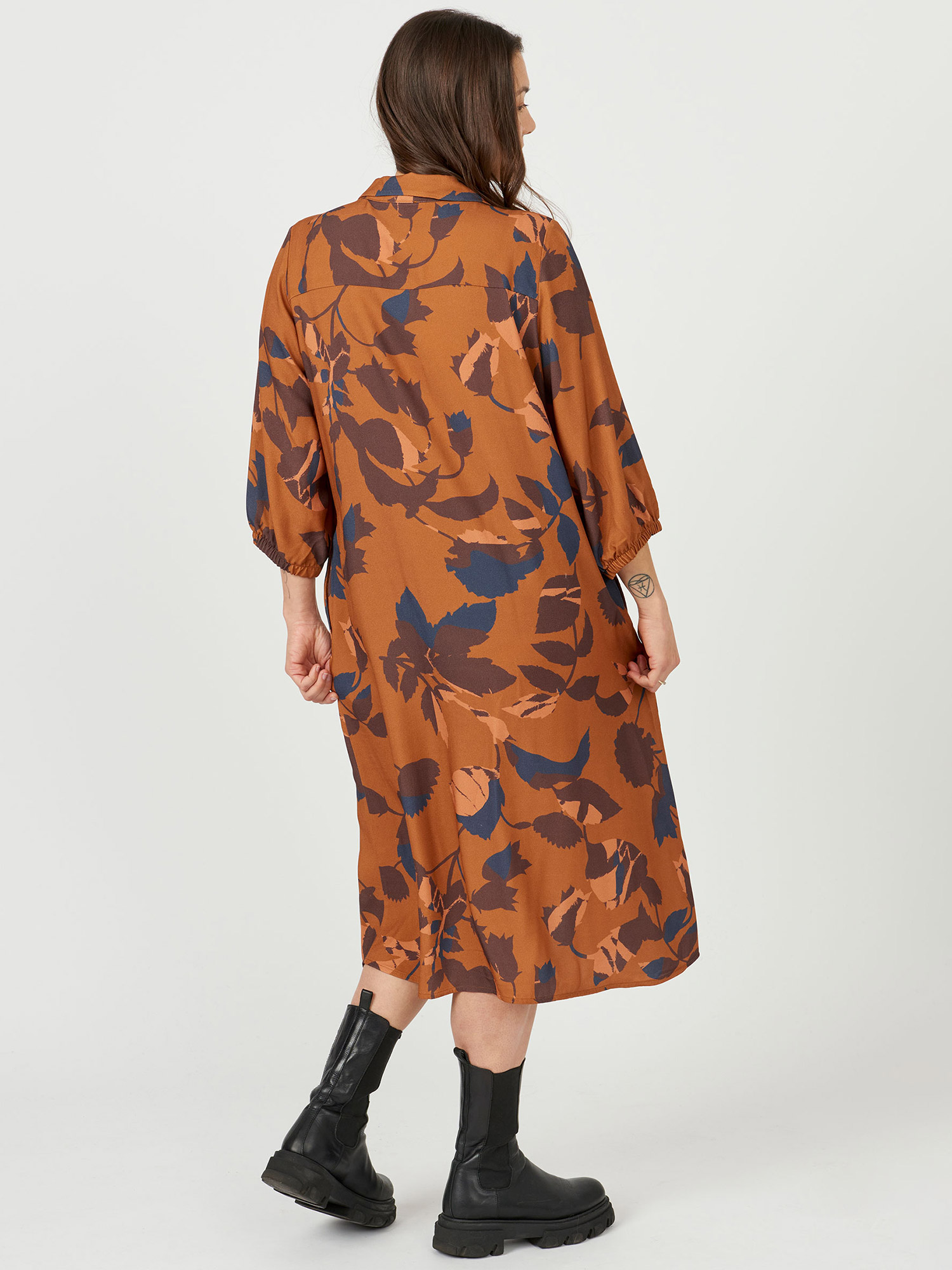 Tempe - Flot brun viskose skjorte kjole med flotte blade print fra Aprico