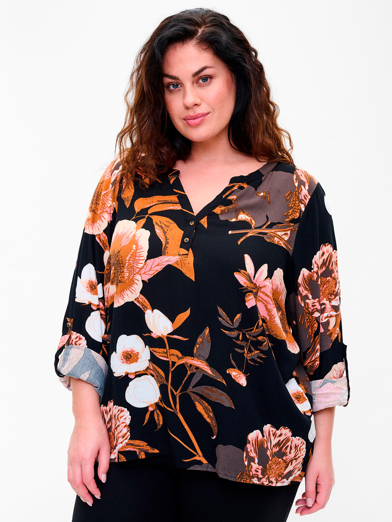 Skøn sort viskose bluse med flot blomster print fra Zizzi