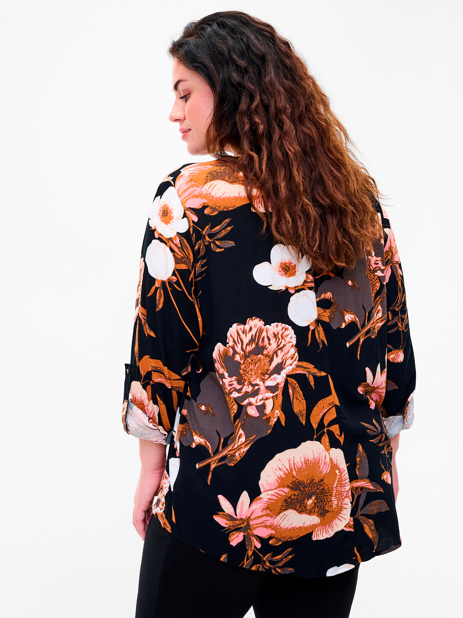 Skøn sort viskose bluse med flot blomster print fra Zizzi