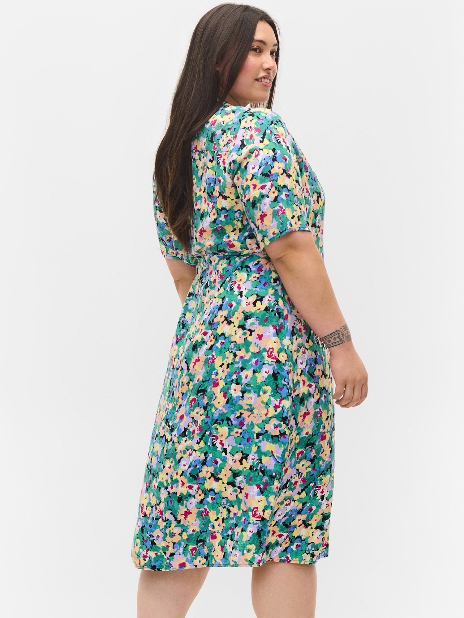 Josefine - Lækker slå-om kjole i bæredygtig viskose med smart print fra Zizzi