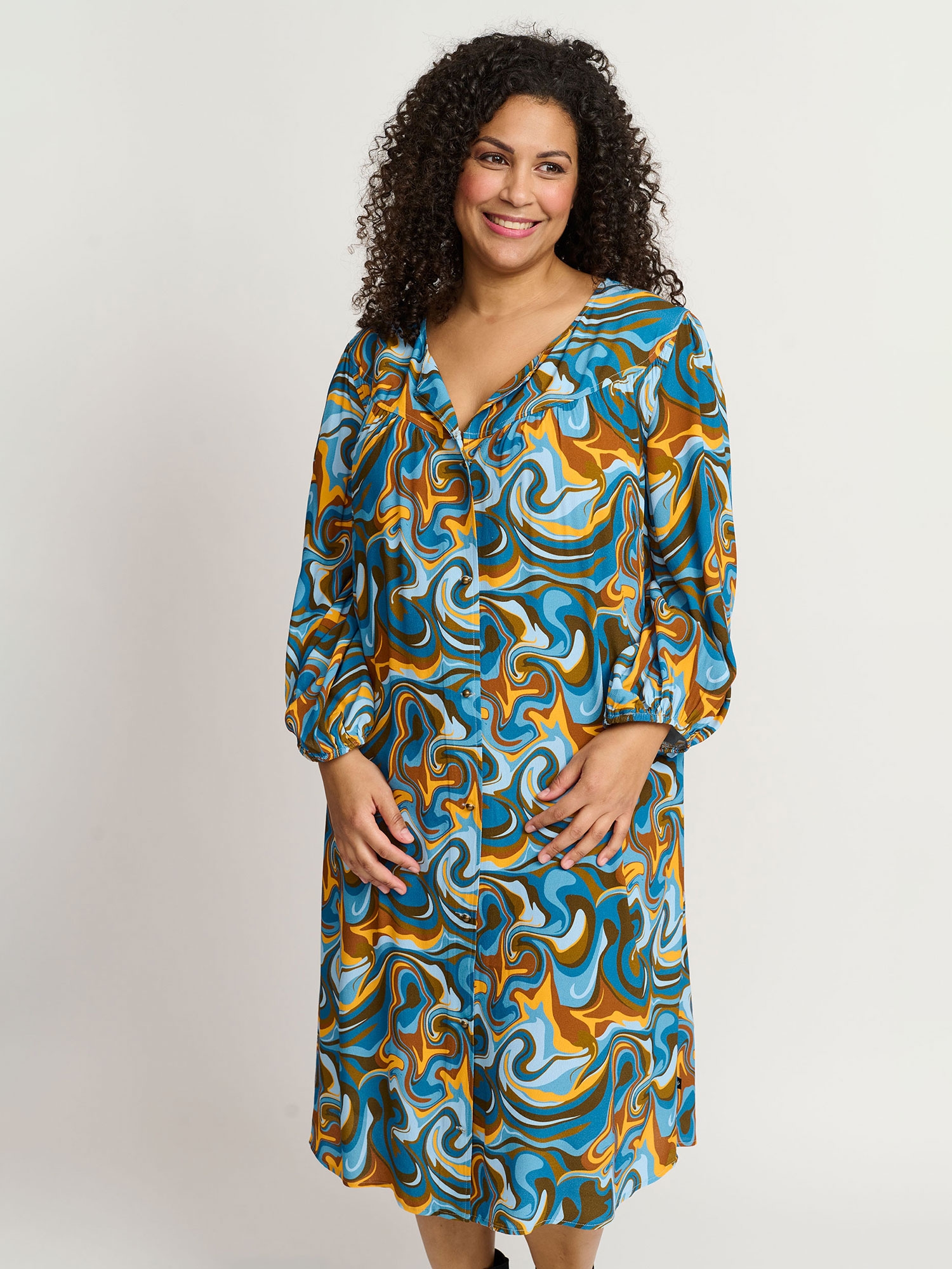 MARTA - Super flot skjorte kjole med retro print i blå og gyldne toner  fra Adia