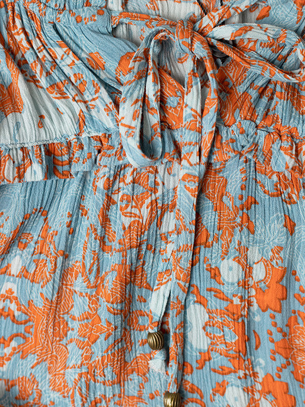 Blå kjole i crepet viskose med orange mønster fra Adia