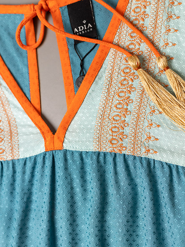 Blå viskose kjole med orange detaljer fra Adia