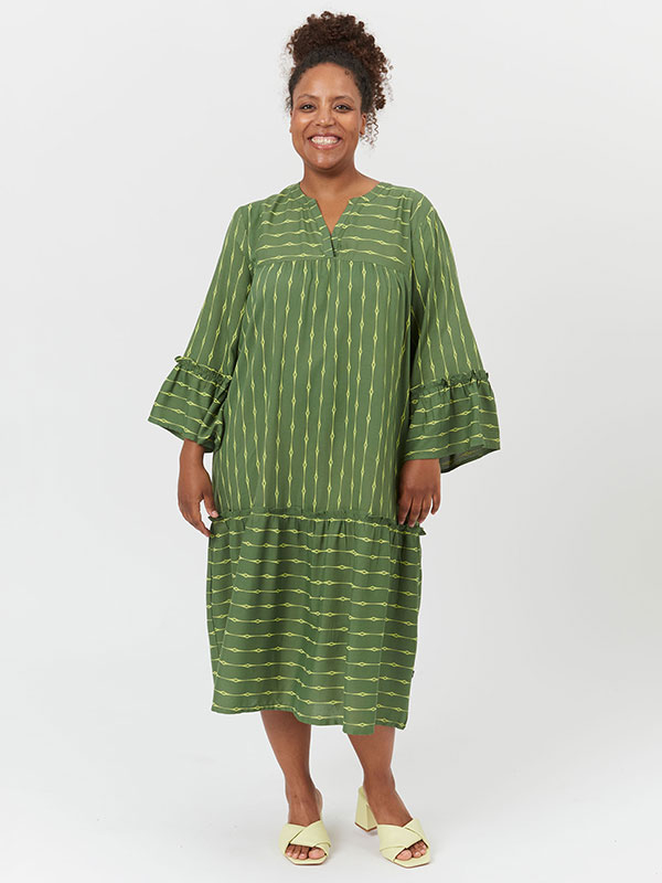 BLENDA - Grøn viskose kjole med smukt mønster fra Adia