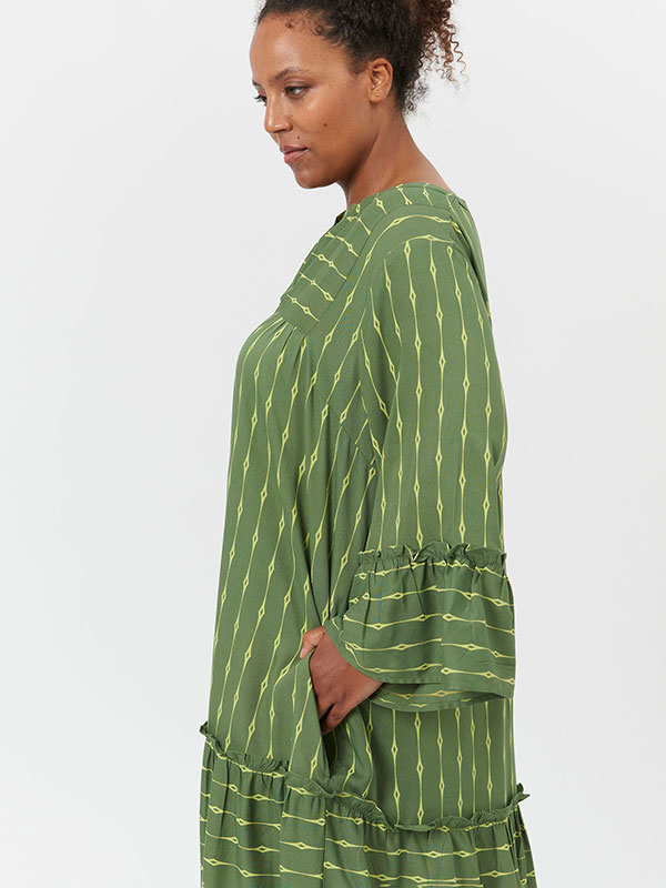 BLENDA - Grøn viskose kjole med smukt mønster fra Adia