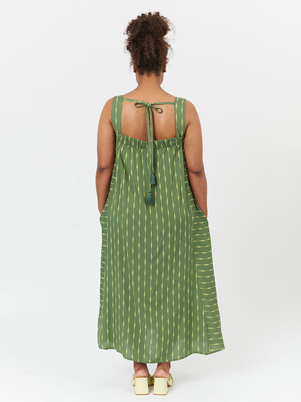 BODIL - Lang grøn viskose kjole med smukt mønster fra Adia