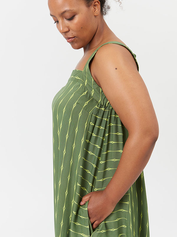 BODIL - Lang grøn viskose kjole med smukt mønster fra Adia