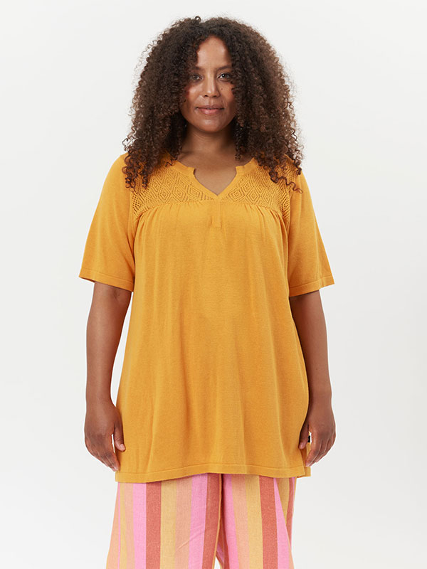 BRYNDIS - Orange bluse i let bomulds strik fra Adia