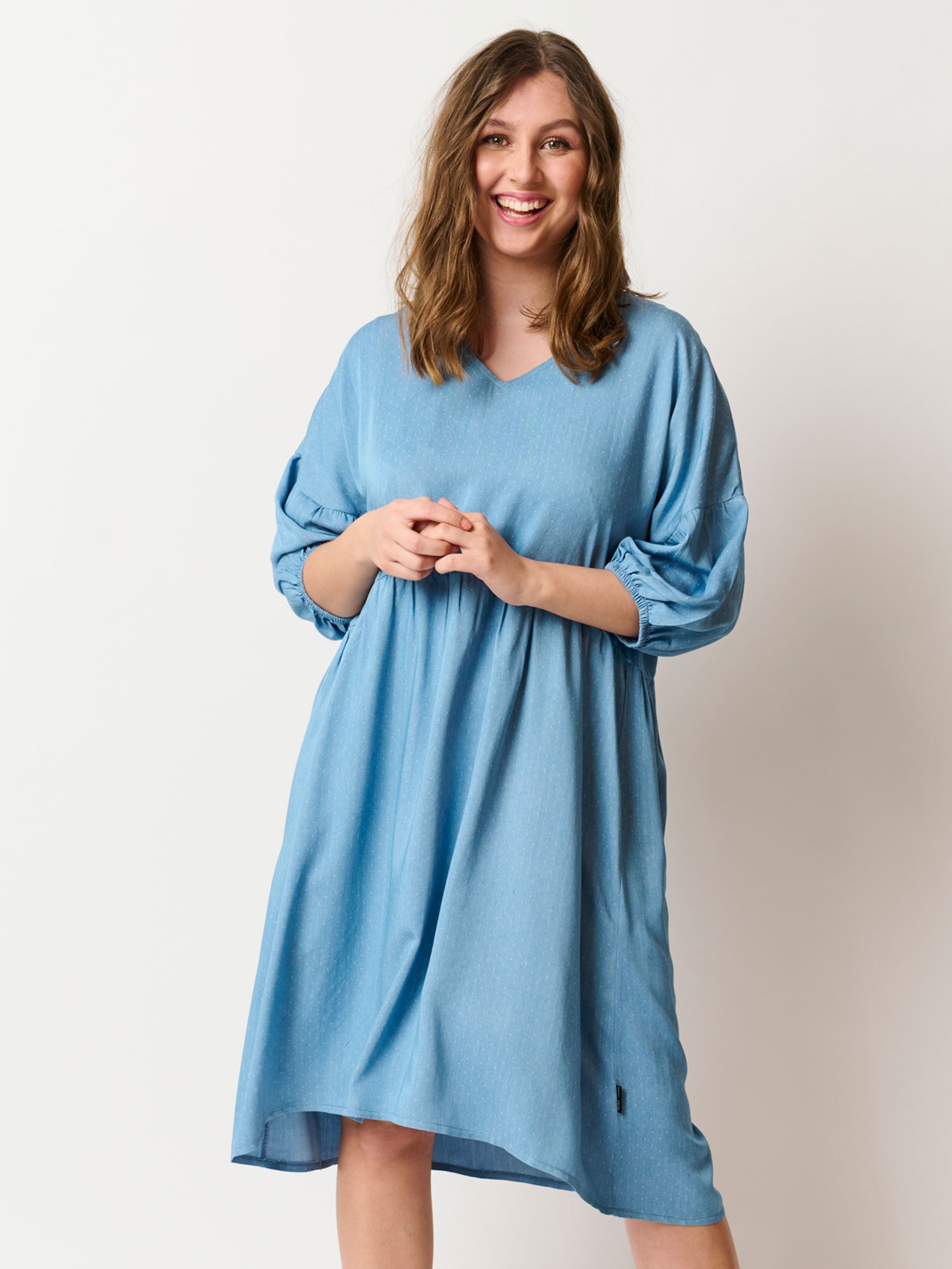 Amarie - Smuk lyseblå tencell kjole med V-hals og 3/4 ærmer fra Pont Neuf