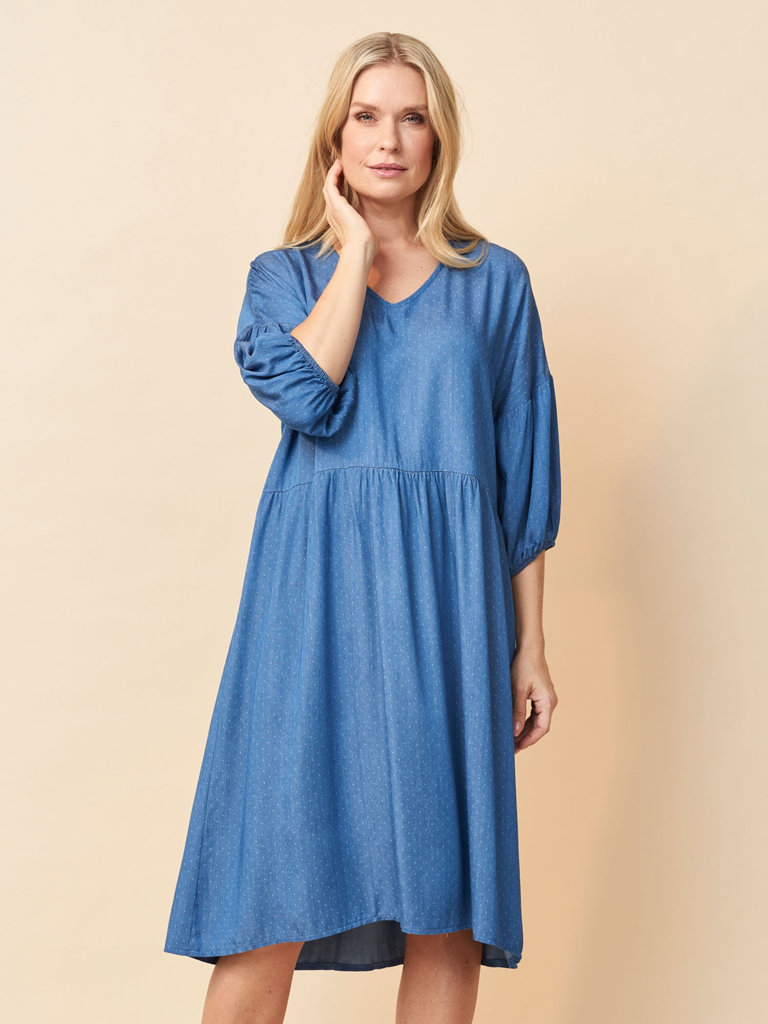 Amarie - Smuk blå kjole i 100% Tencell fra Pont Neuf