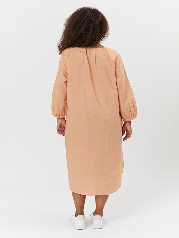 BITTEN - Lys orange bomulds kjole med fine striber fra Adia