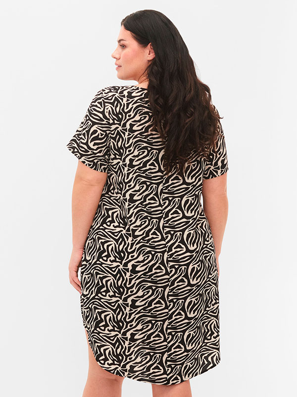 Lys kjole med sort zebra print fra Zizzi