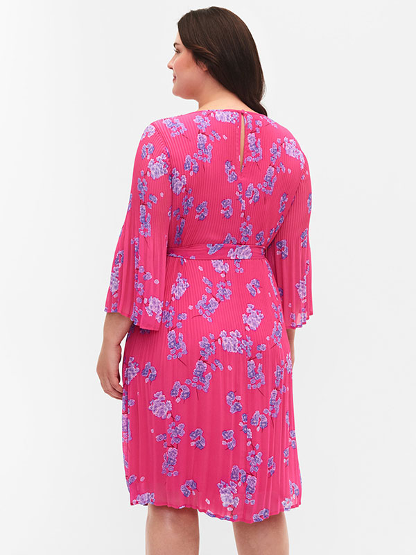 Lyserød kjole i chiffon med plissé fra Zizzi
