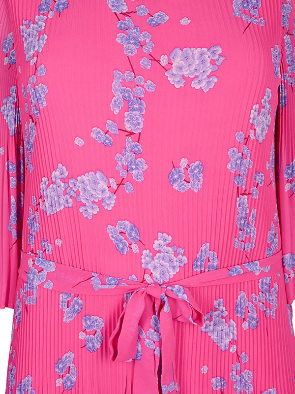 Lyserød kjole i chiffon med plissé fra Zizzi