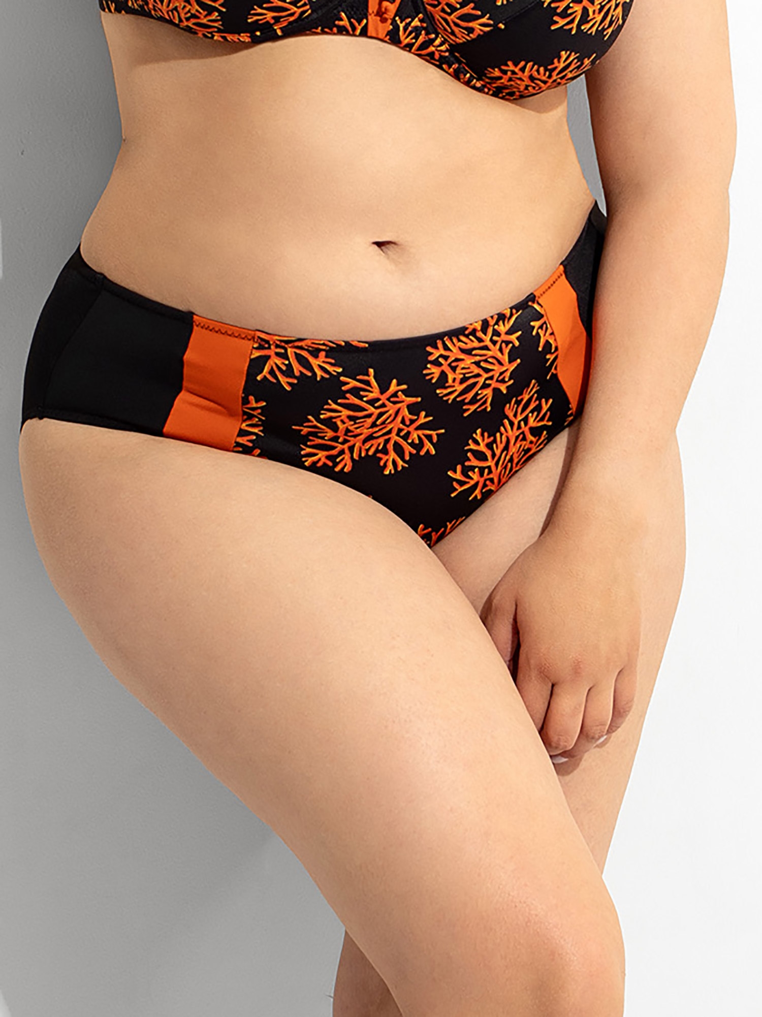 Tai - Sort og orange bikini trusse med smart print fra Plaisir