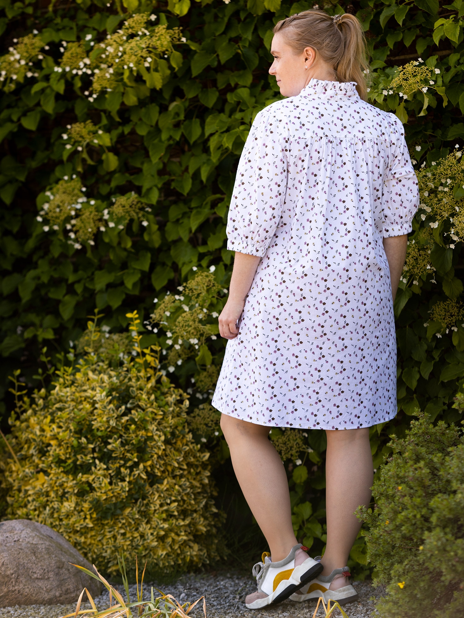 Everett - Sød hvid bomulds skjorte kjole med fine blomster fra Aprico