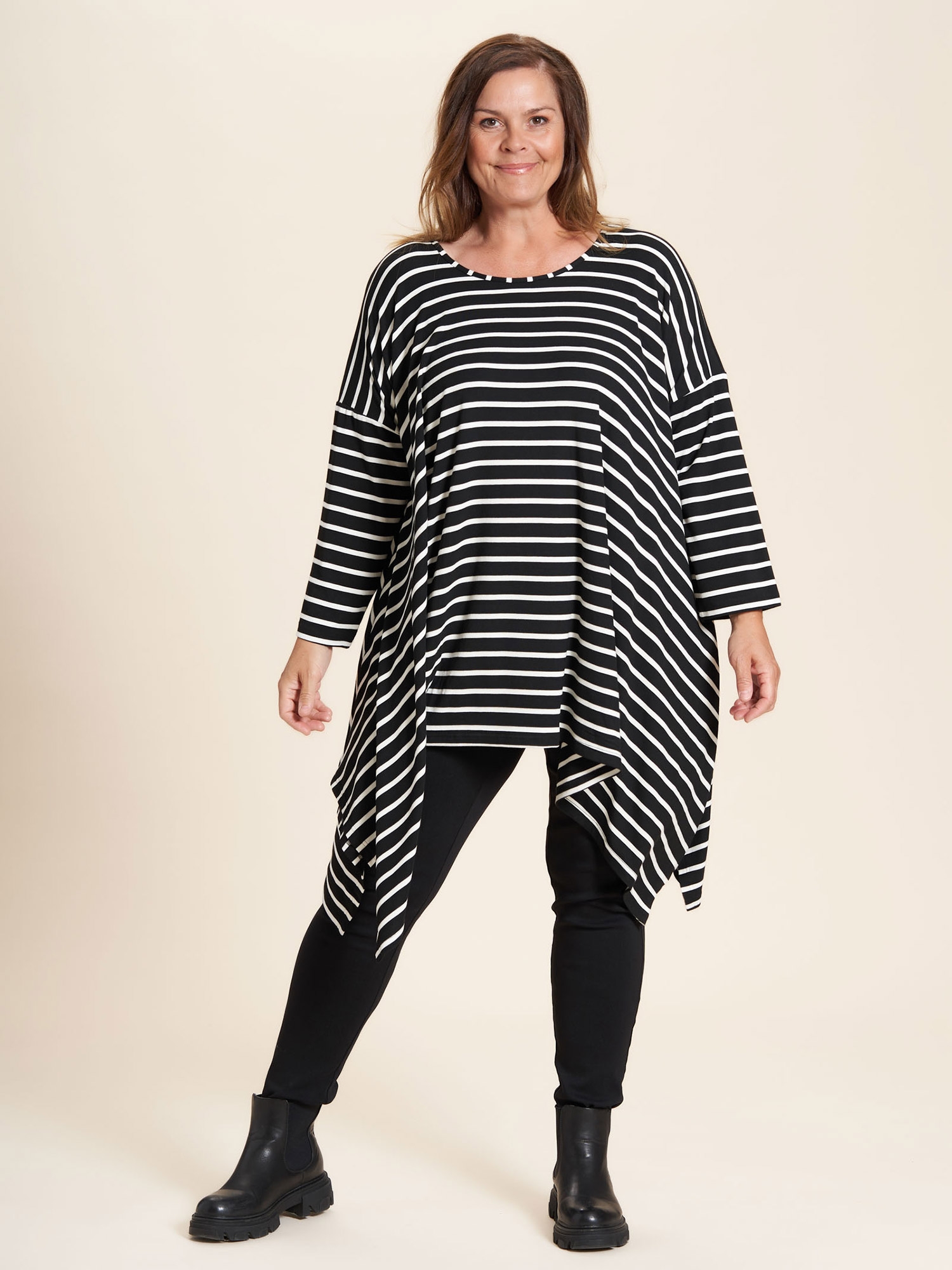 Catrine - Oversize tunika i ekstra god viskose jersey med sorte og hvide striber fra Gozzip