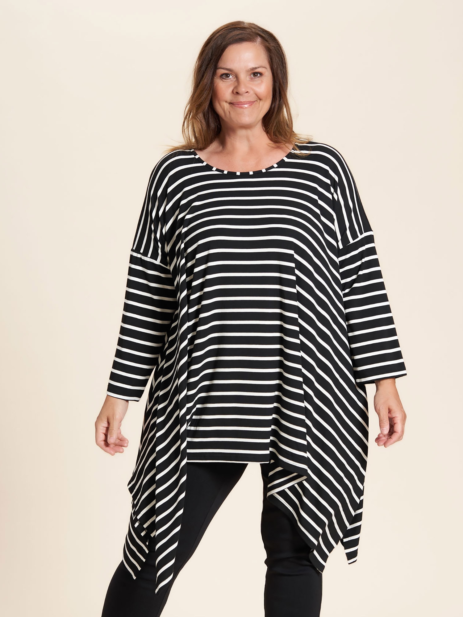 Catrine - Oversize tunika i ekstra god viskose jersey med sorte og hvide striber fra Gozzip