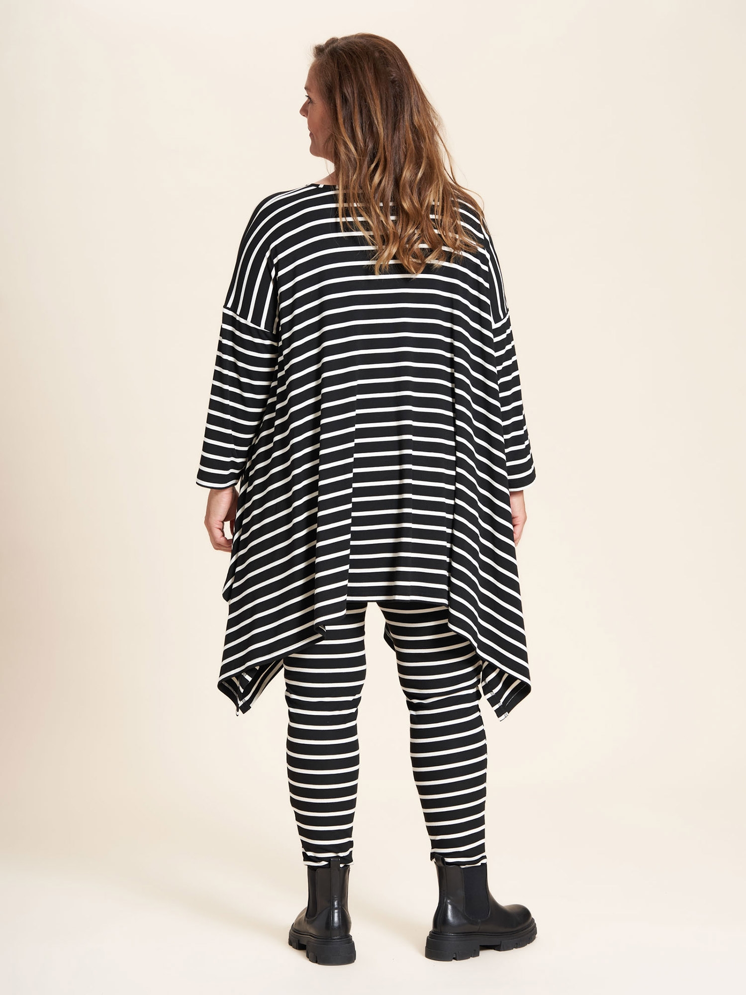 Catrine - Oversize tunika i ekstra god viskose jersey med sorte og hvide striber fra Gozzip