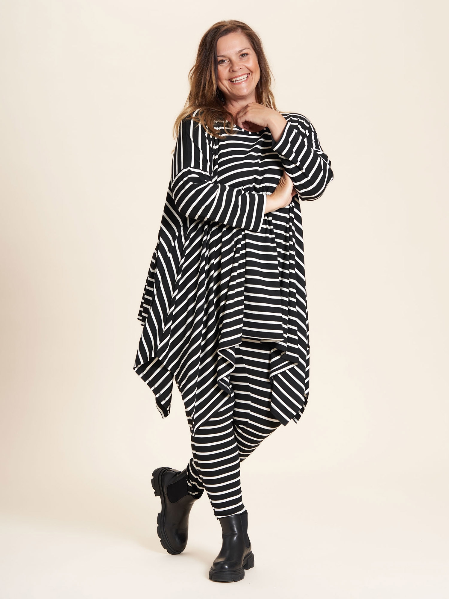 Catrine - Oversize tunika i ekstra god viskose jersey med sorte og hvide striber fra Gozzip