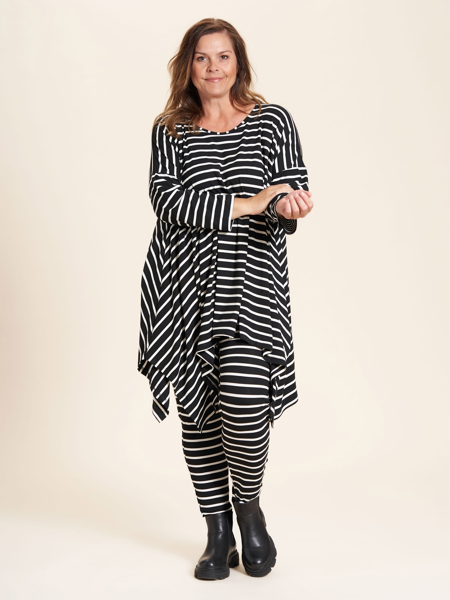 Catrine - Oversize tunika i ekstra god viskose jersey med sorte og hvide striber fra Gozzip