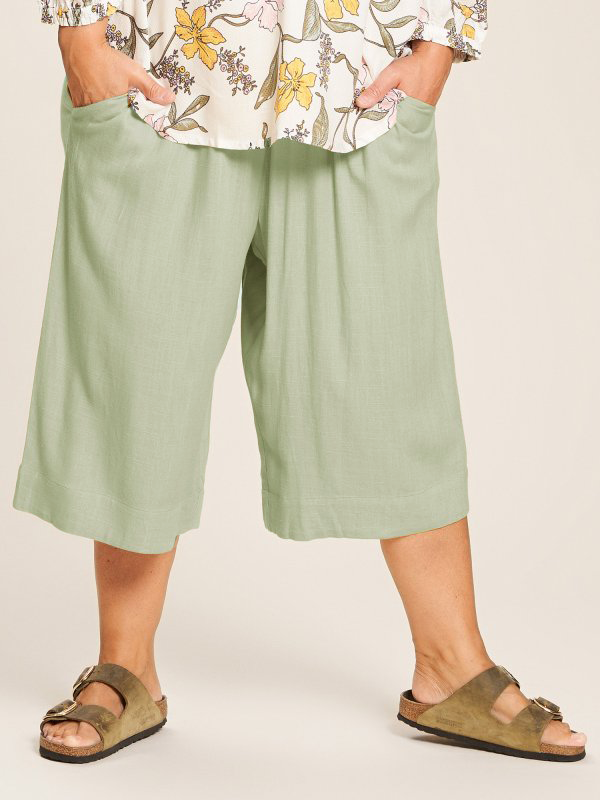 Susi - Korte bukser med brede ben i en eksklusiv lys grøn viskose og hør lvalitet fra Gozzip