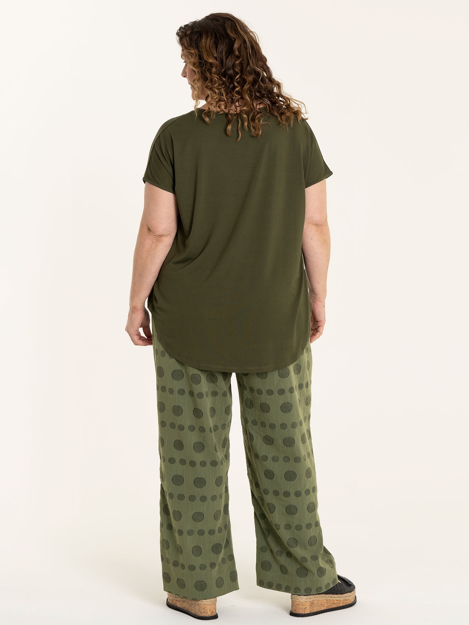 MARGRETHE - Army grønne bukser med brede ben og smukt cirkel mønster fra Gozzip