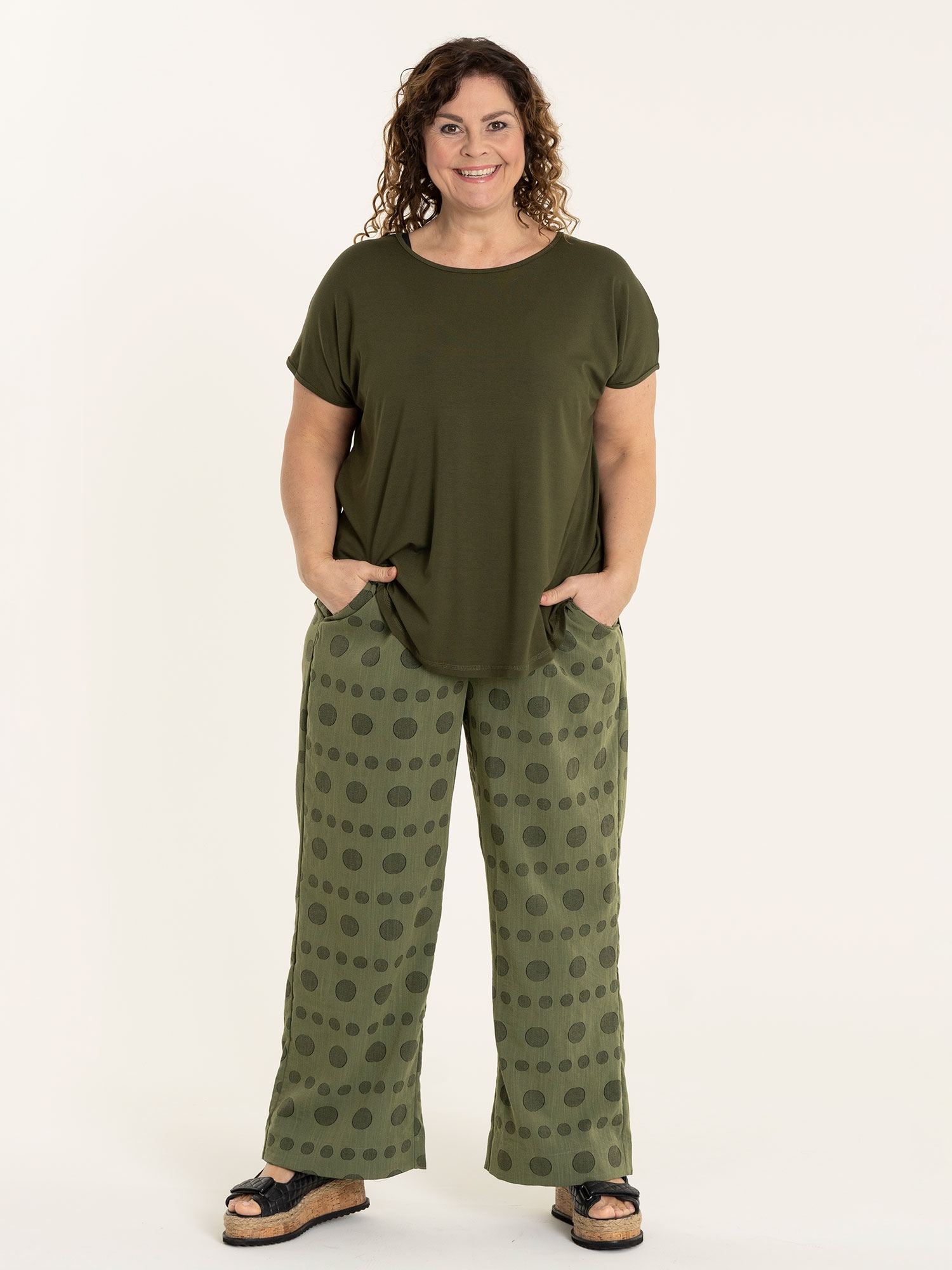 MARGRETHE - Army grønne bukser med brede ben og smukt cirkel mønster fra Gozzip