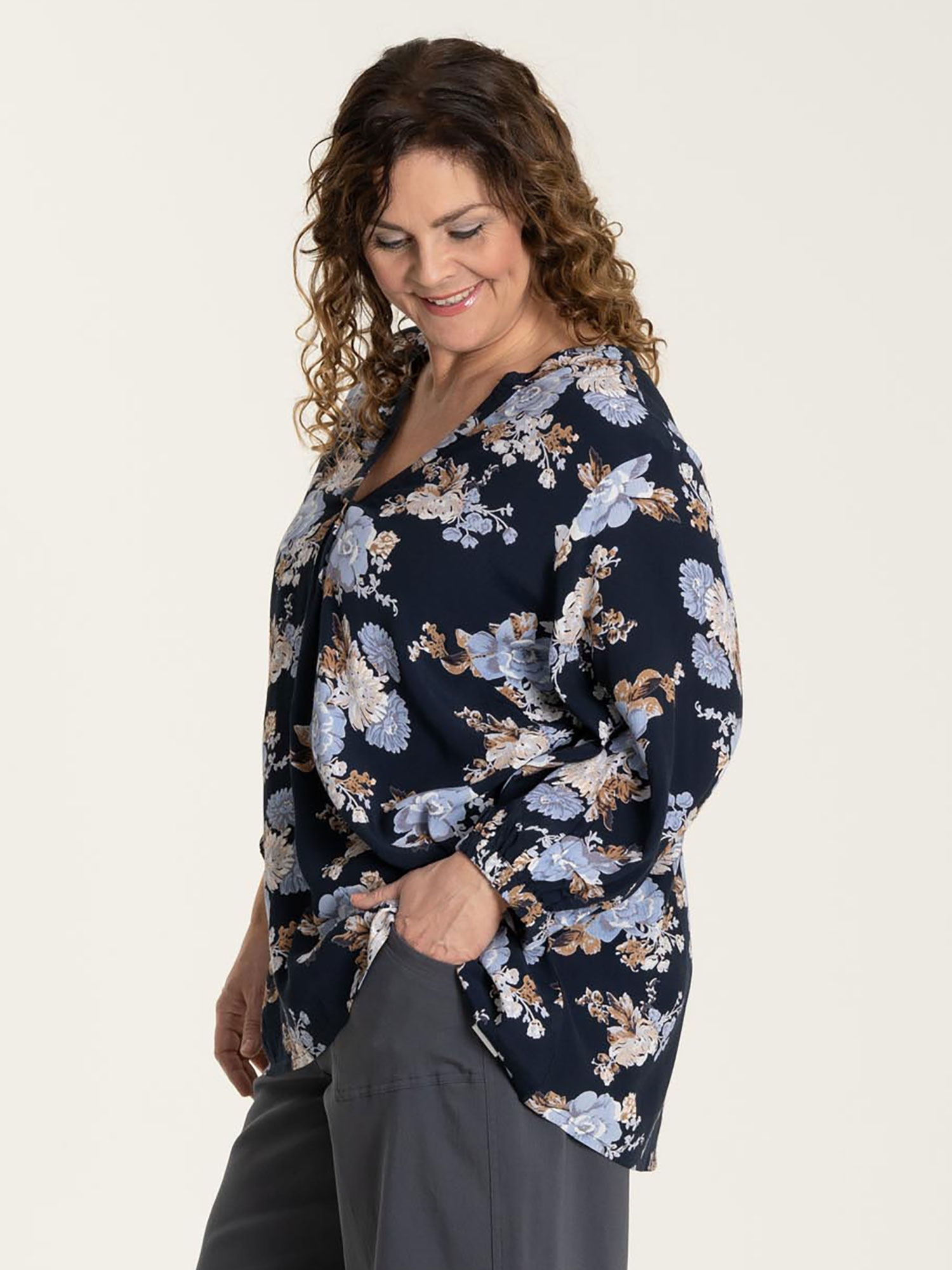 GRETHE - Viskose bluse med V-hals i marine blå viskose med flot blomasterprint fra Gozzip