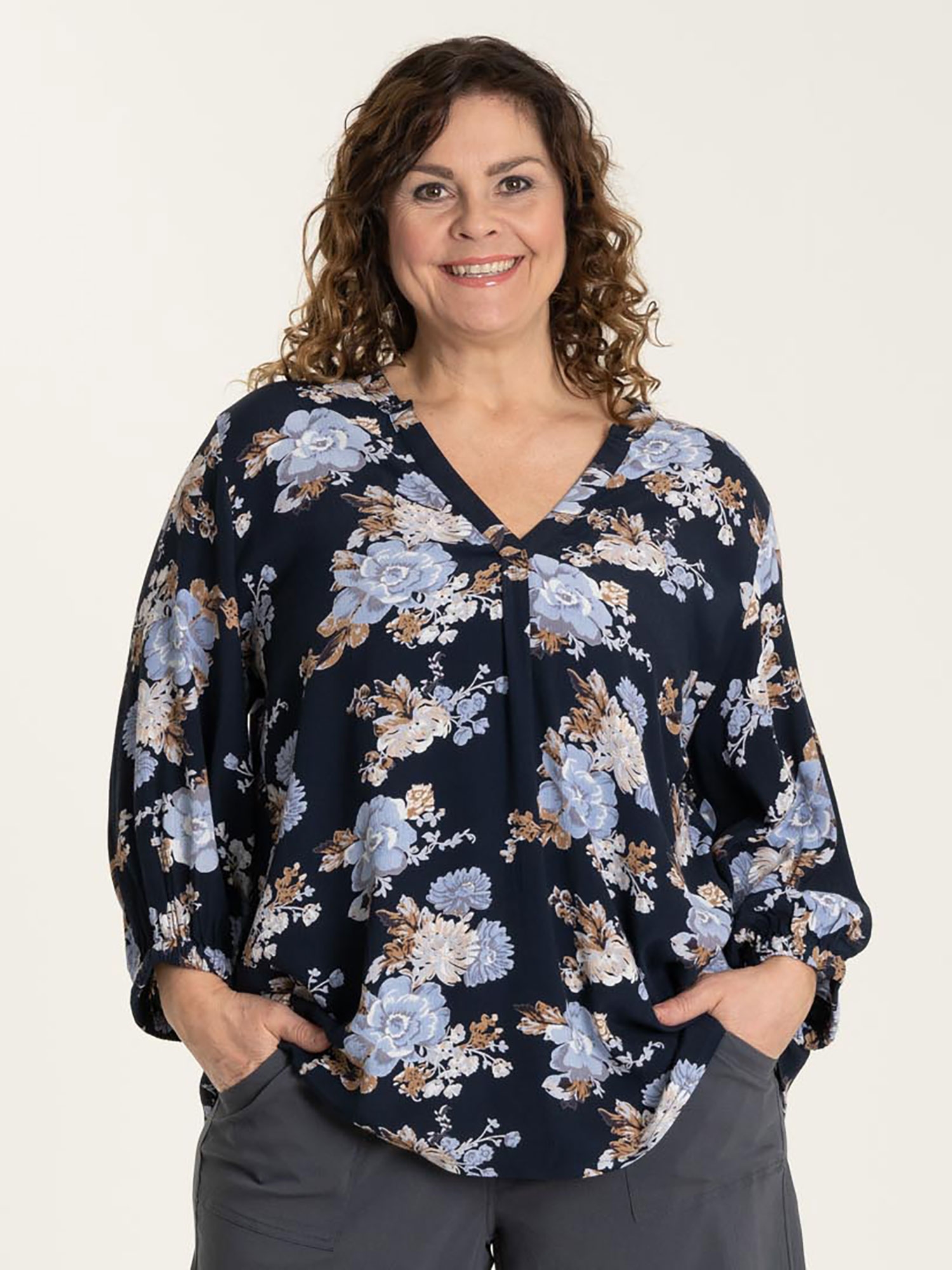 GRETHE - Viskose bluse med V-hals i marine blå viskose med flot blomasterprint fra Gozzip