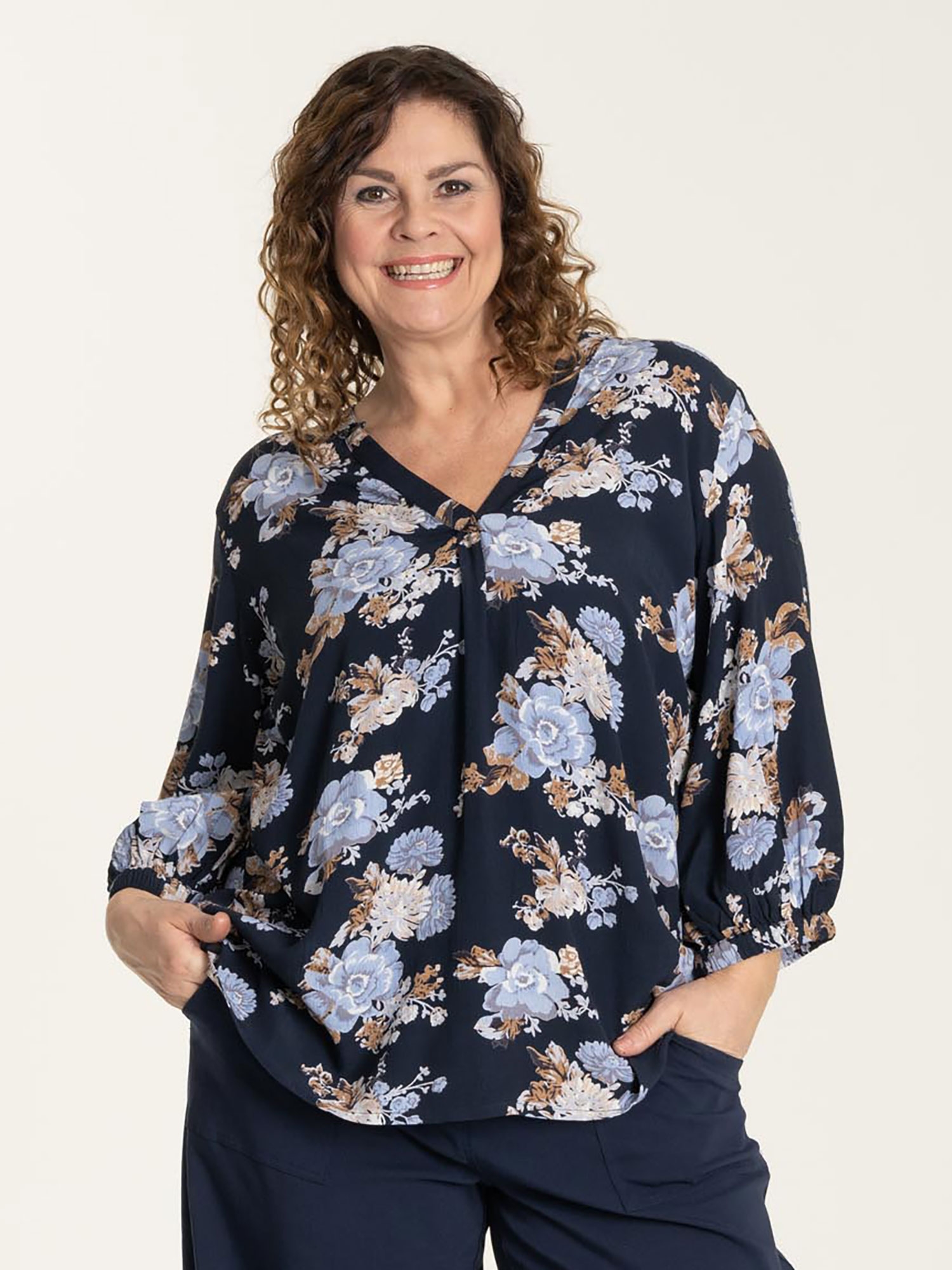 GRETHE - Viskose bluse med V-hals i marine blå viskose med flot blomasterprint fra Gozzip