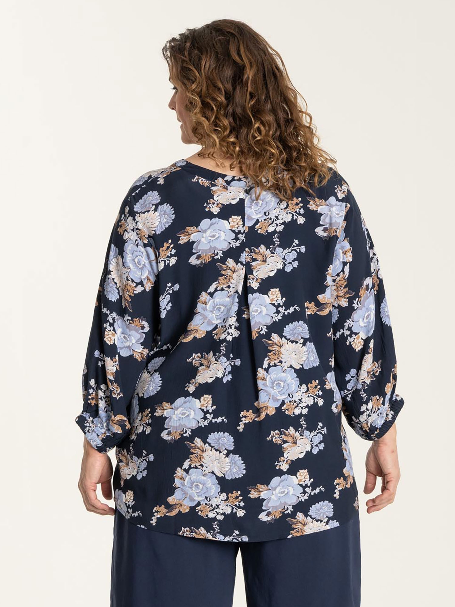 GRETHE - Viskose bluse med V-hals i marine blå viskose med flot blomasterprint fra Gozzip