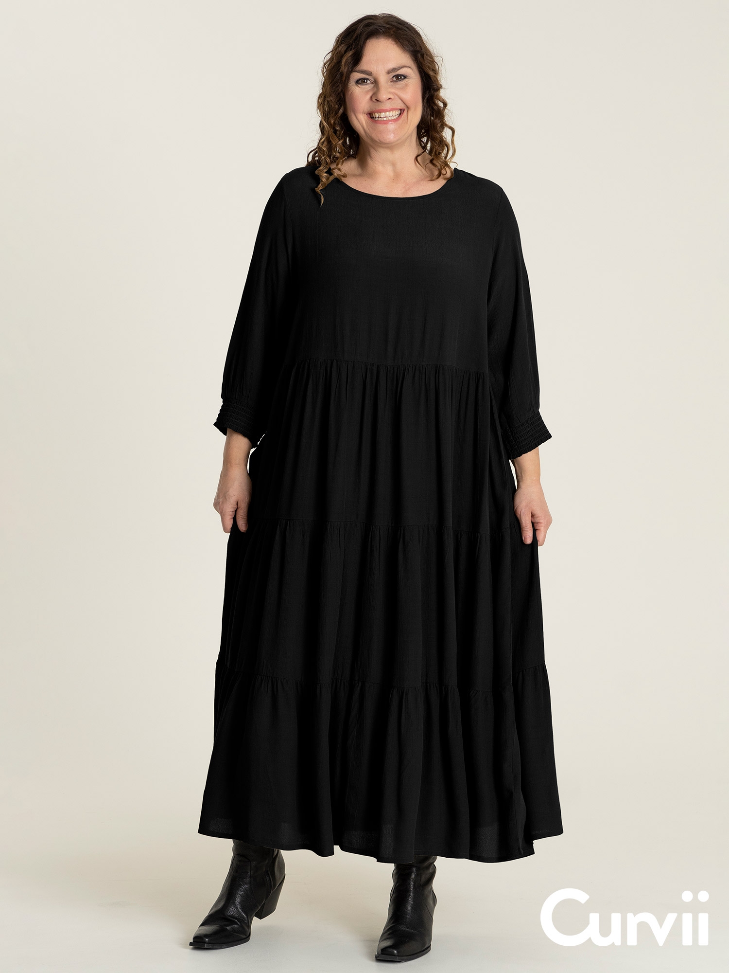 SUSSIE - Lang sort viskose kjole fra Gozzip