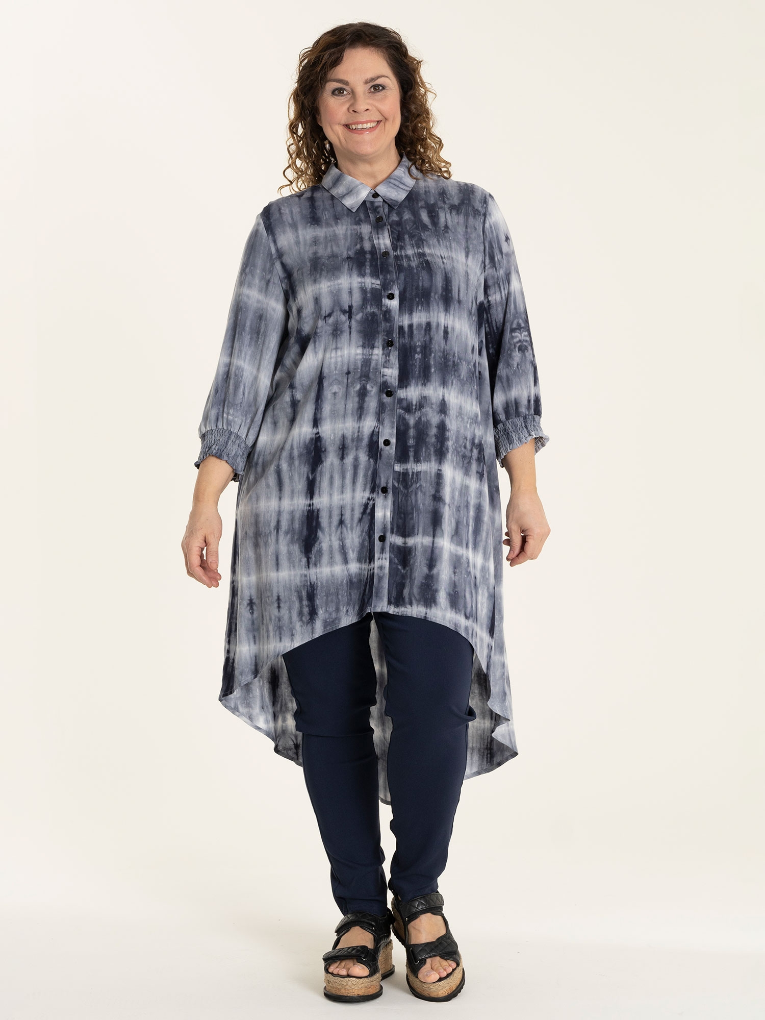 GRETHE - Flot blå skjorte kjole / tunika med klassisk batik mønster  fra Gozzip