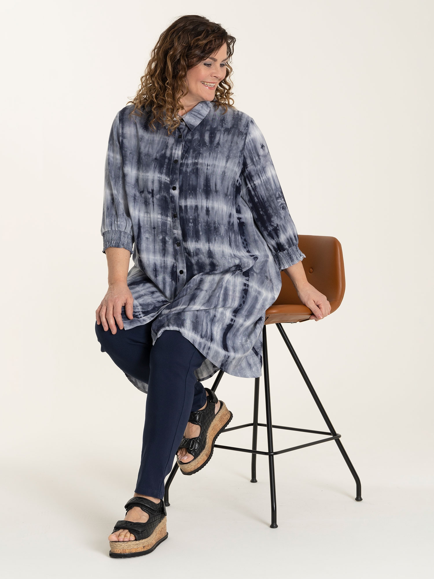 GRETHE - Flot blå skjorte kjole / tunika med klassisk batik mønster  fra Gozzip