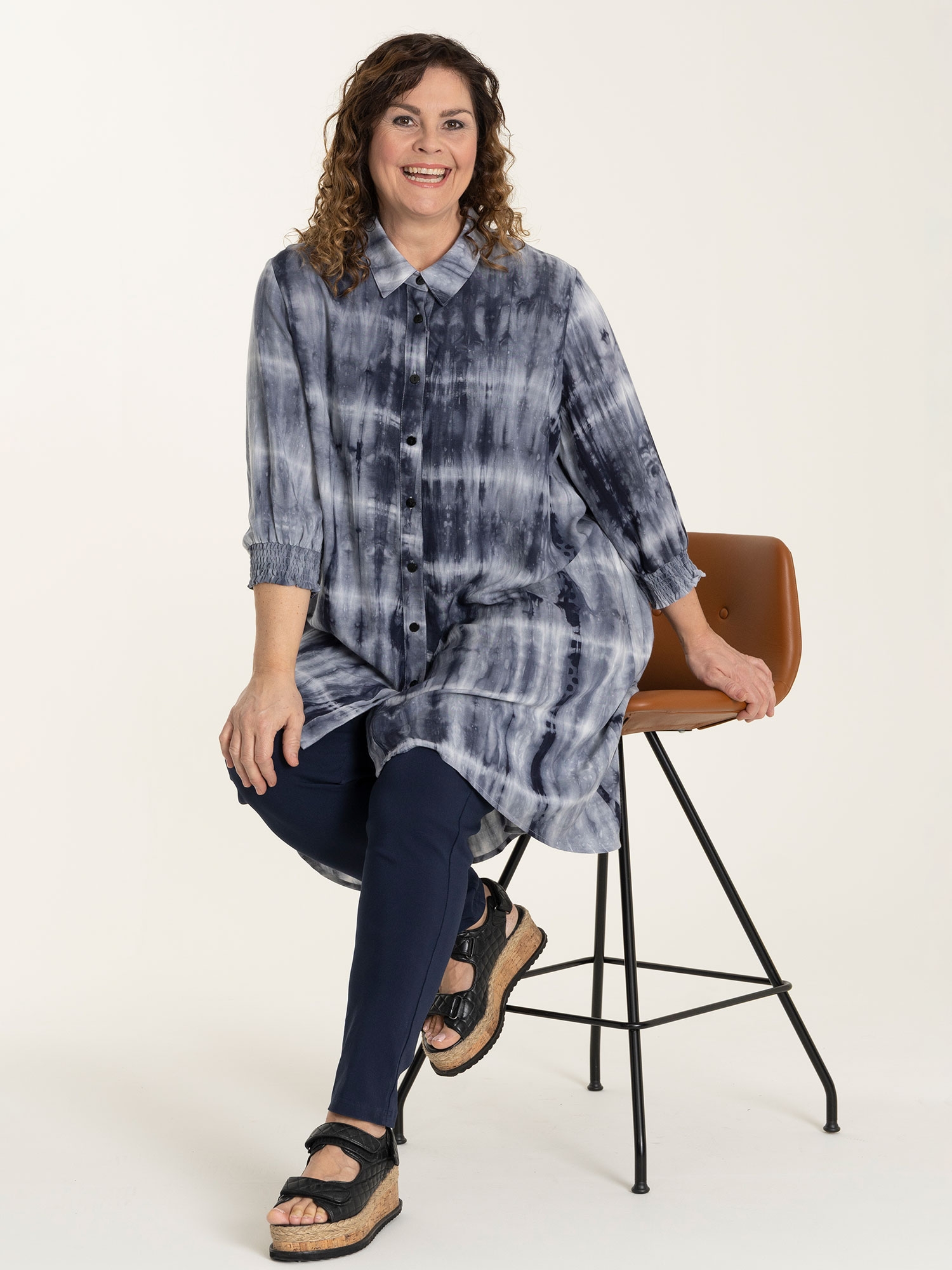 GRETHE - Flot blå skjorte kjole / tunika med klassisk batik mønster  fra Gozzip