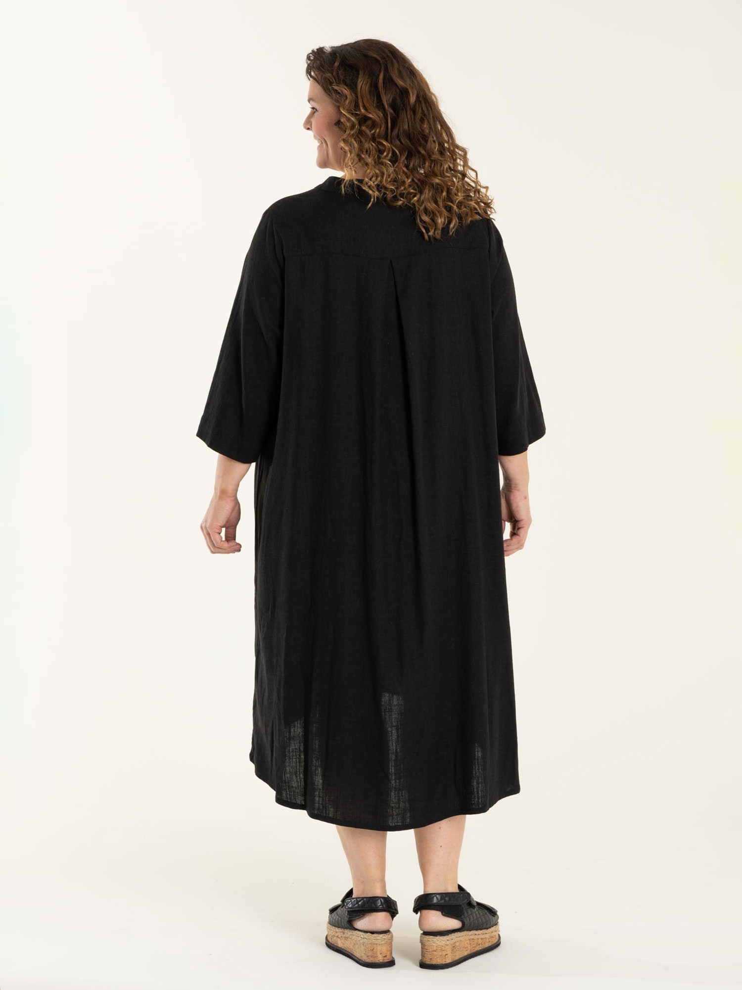 LENETTE - Sort kjole med V-hals i eksklusiv viskose og hør  fra Gozzip
