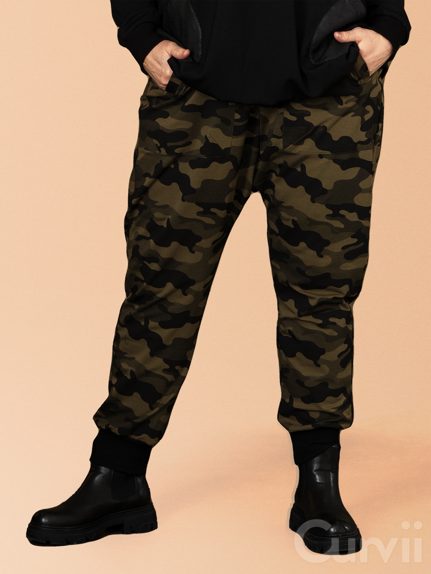 CHRISTEL - Løse bukser i lækker bomulds sweat med army grønt camouflage print fra Gozzip Black
