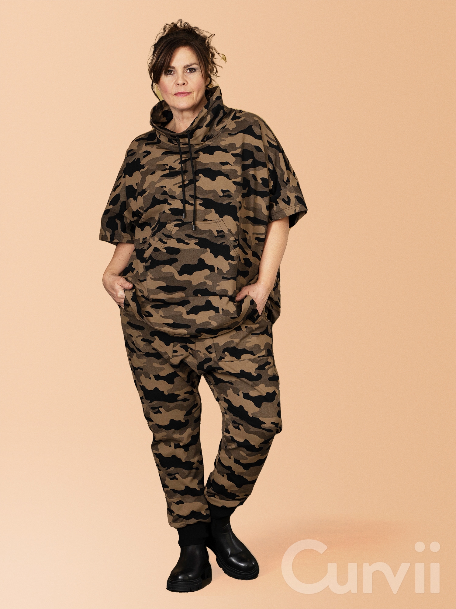 ANITA - Cool Tunika / poncho i kraftig bomulds sweat med brunt army print fra Gozzip Black