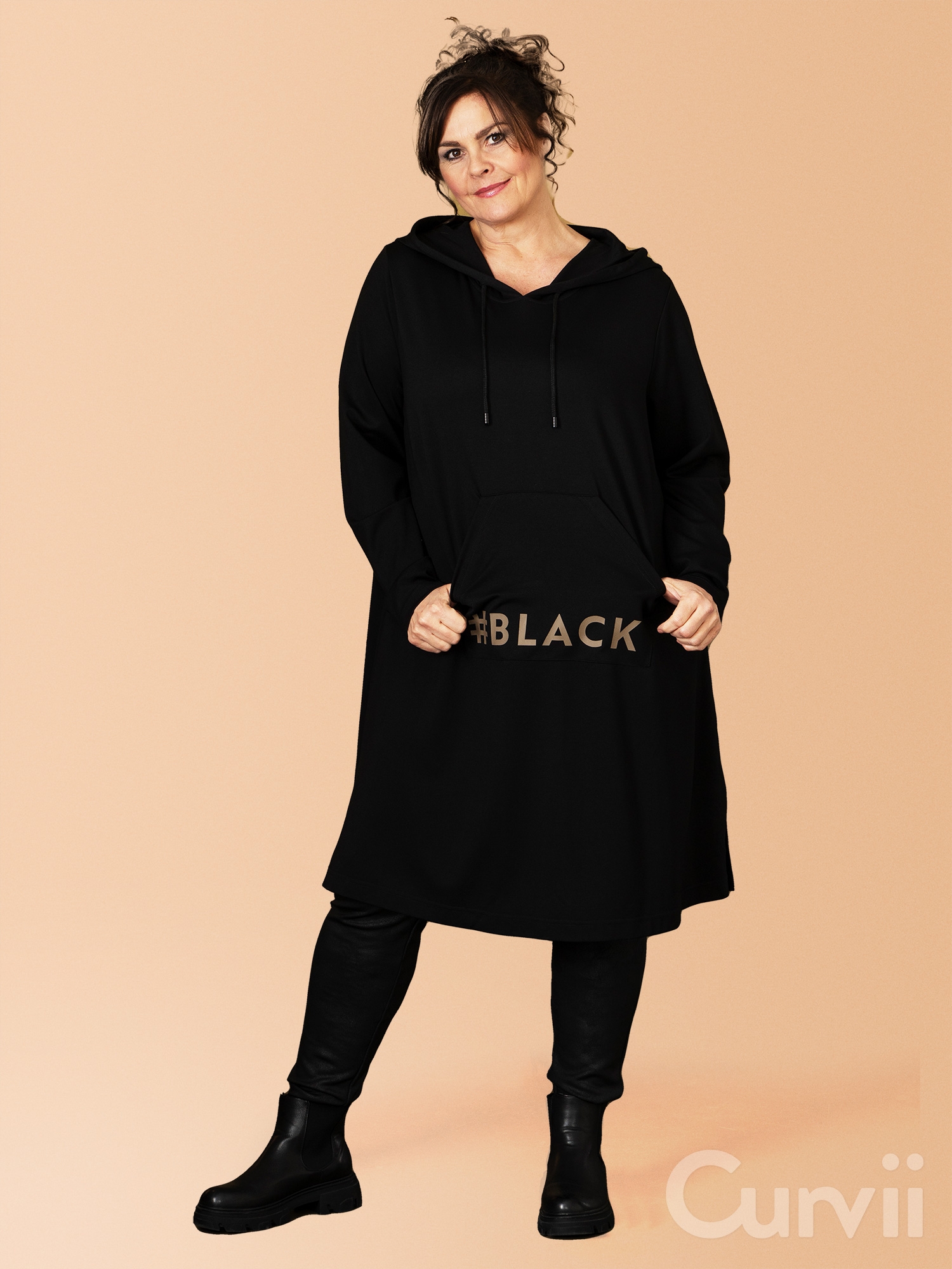 GURLI - Lækker sort tunika hoodie med brunt tryk fra Gozzip Black