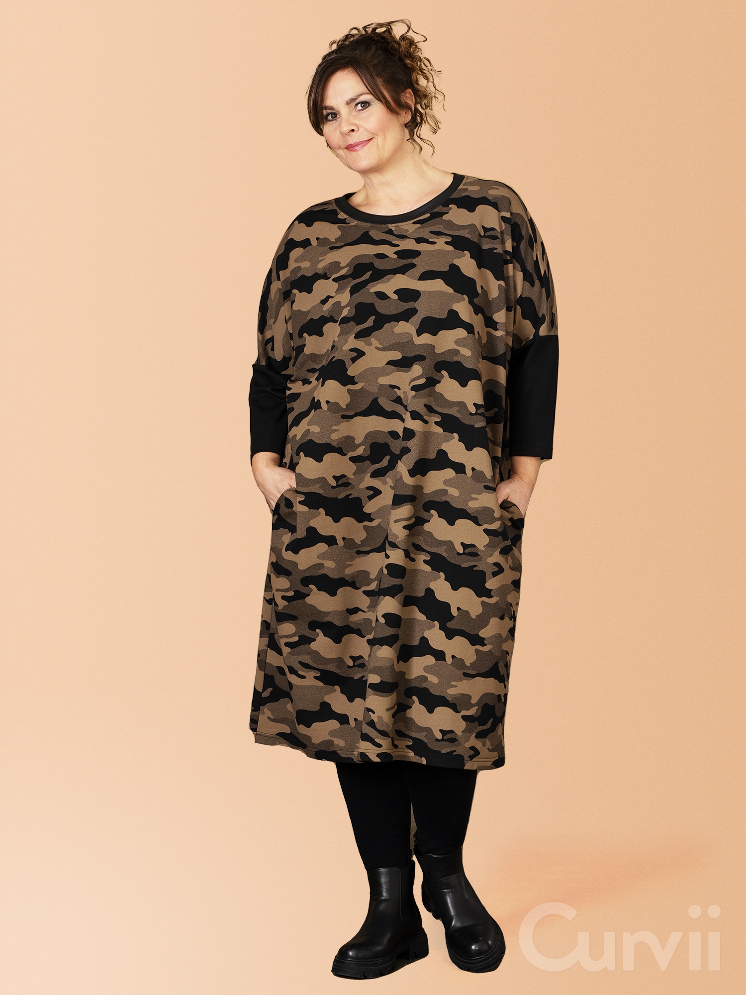 PIA - Oversize kjole i lækker bomulds sweat med brunt camouflage print fra Gozzip Black