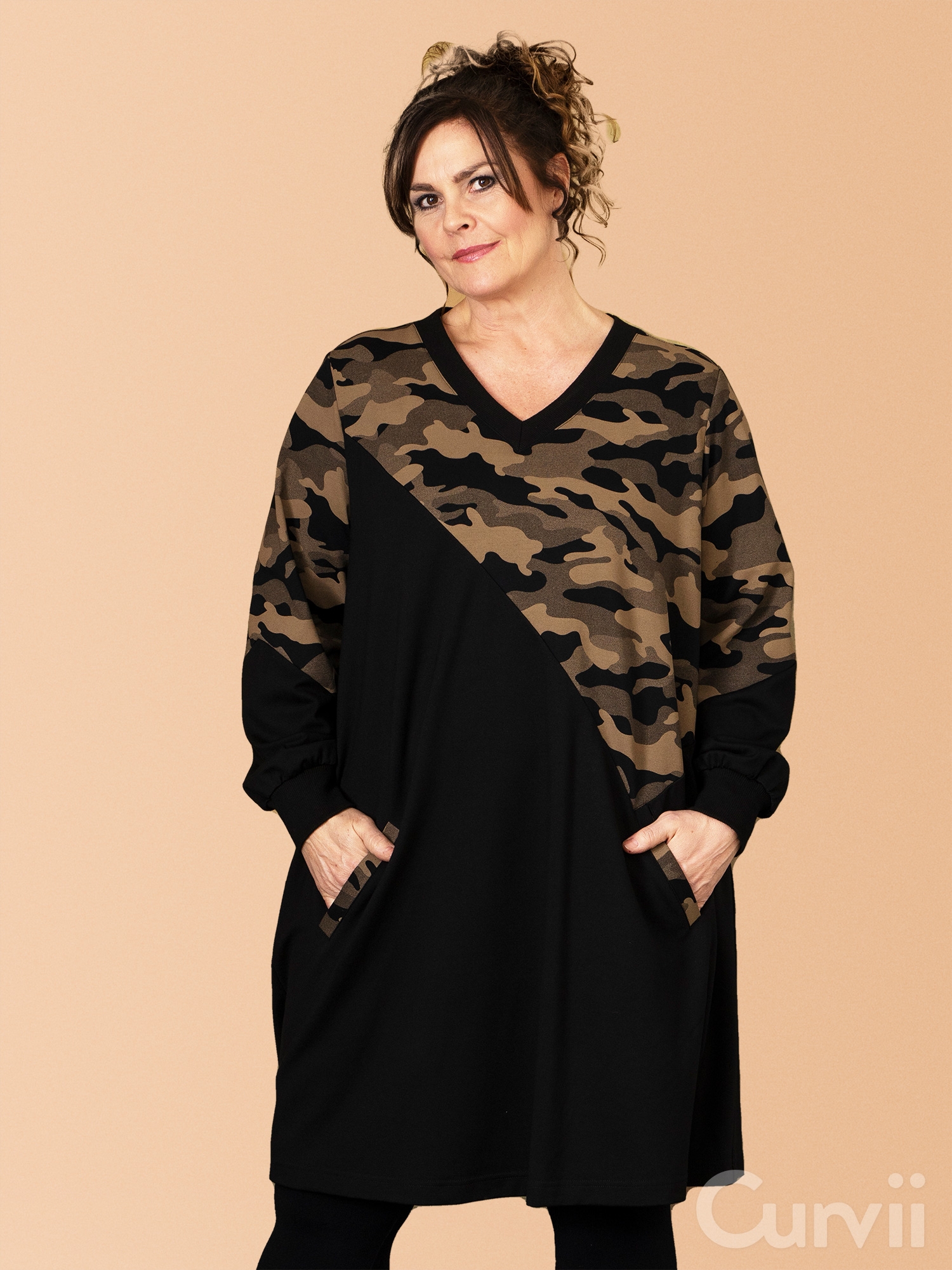 SARAH - Sort tunika med råt camouflage print i kraftig bomulds jersey fra Gozzip Black