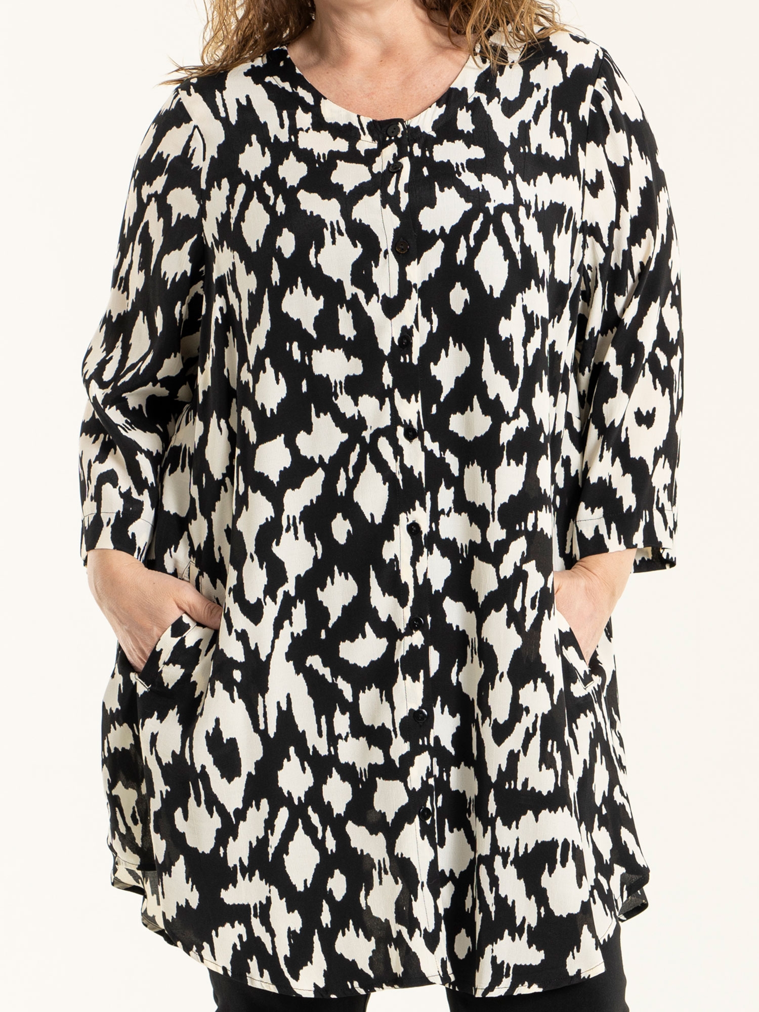 ELISABETH - Sort skjorte tunika i viskose med print fra Gozzip